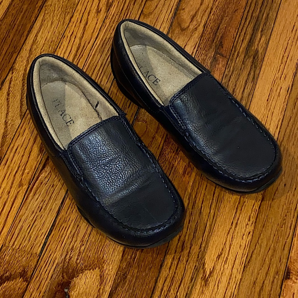 Navy blue boys slide on dress loafers from Children’s Place. Size 3. Worn once!
